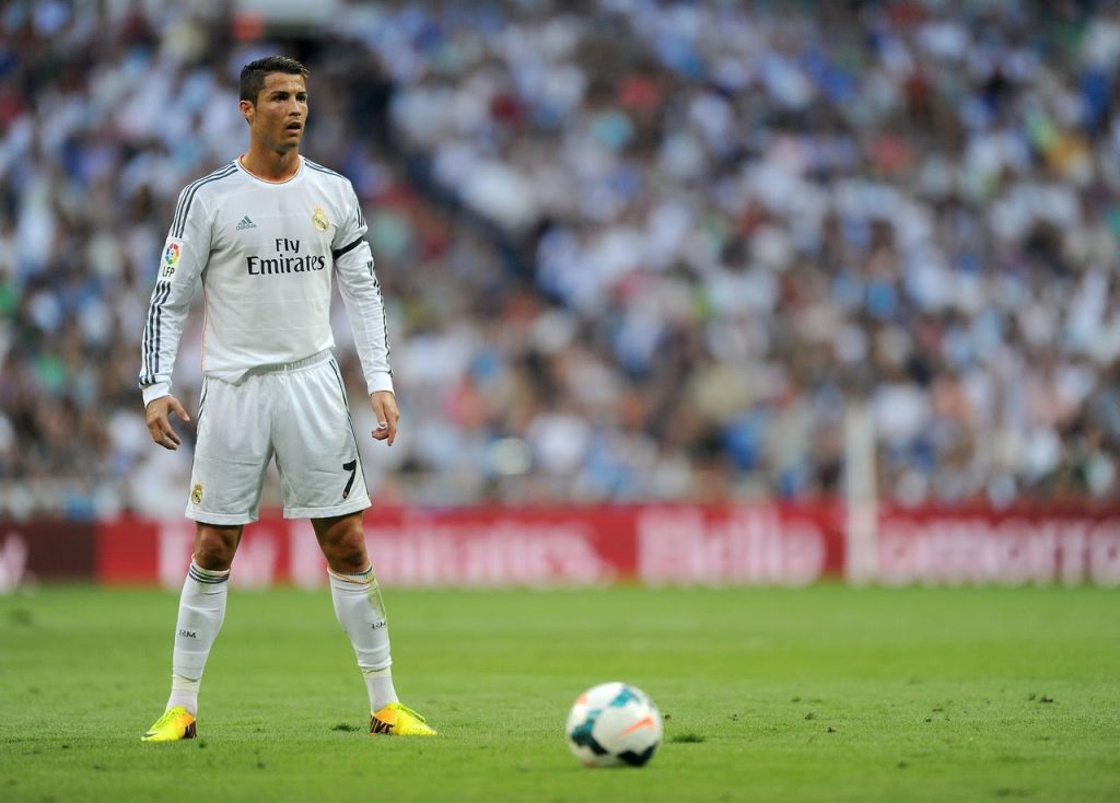 Cristiano Ronaldo sinh ngày 5/2/1985 tại Funchal, Madeira, Santo Antonio